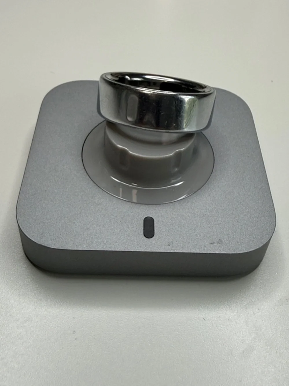 Oura Ring 4 Silver with Smart Ring Charger Dock